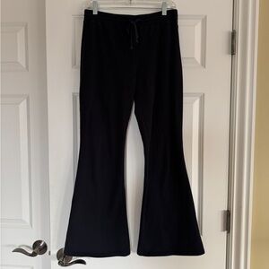 Hollister woman’s ultra high rise flare bottom sweatpants, black, size medium